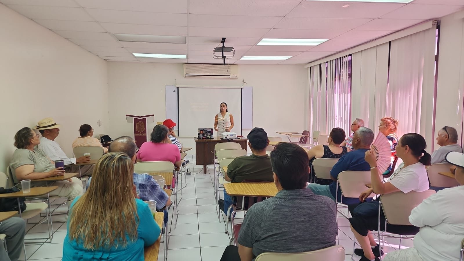 Taller impartido para derechohabientes de ISSSTECALI en Ensenada